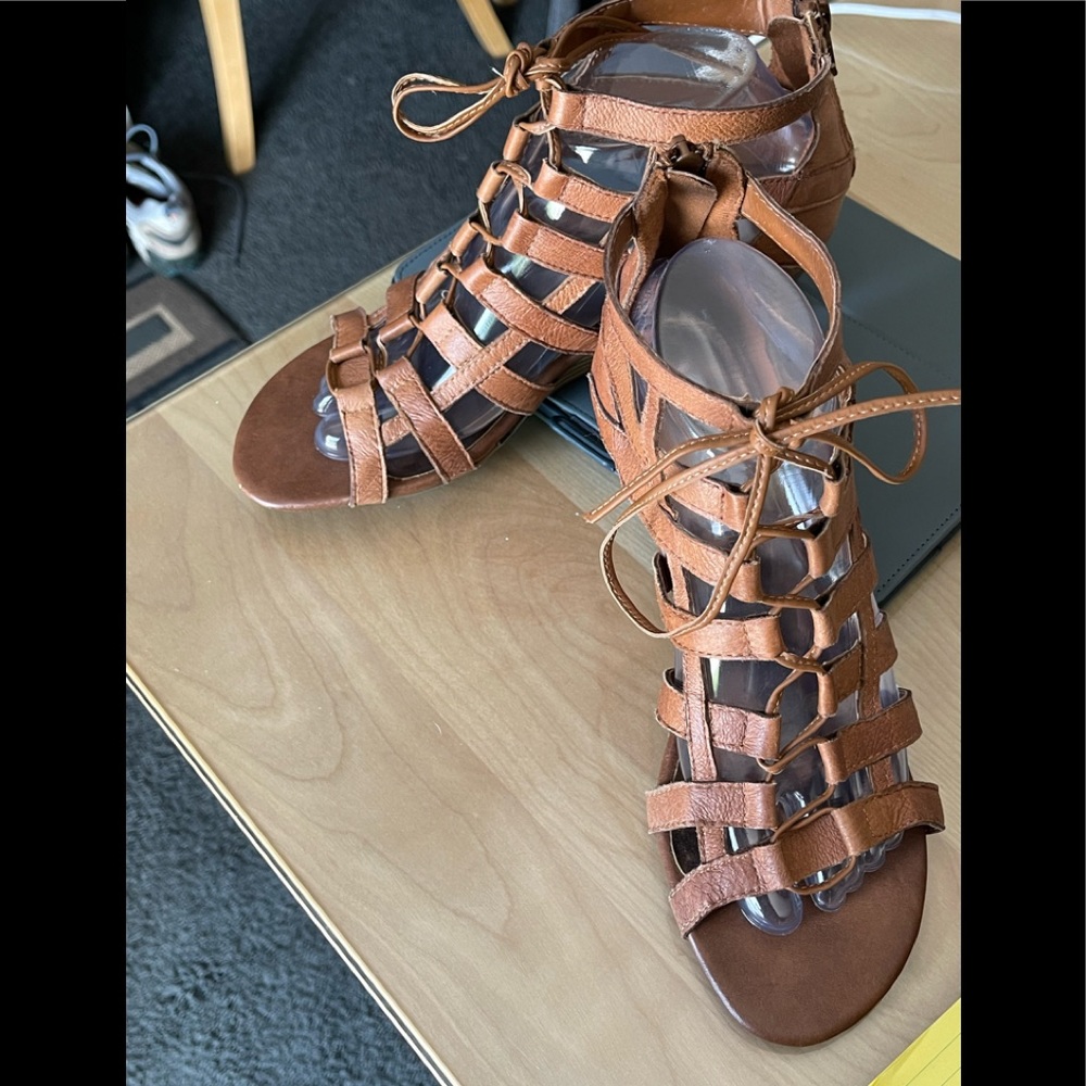 Steve Madden women sandal size 8, brown crisscross front wedge with zip back